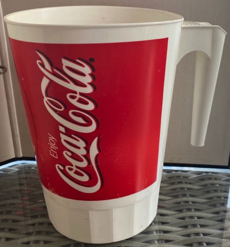 58215-1 € 3,00 coca cola drinkbeker met handvat rood wit.jpeg